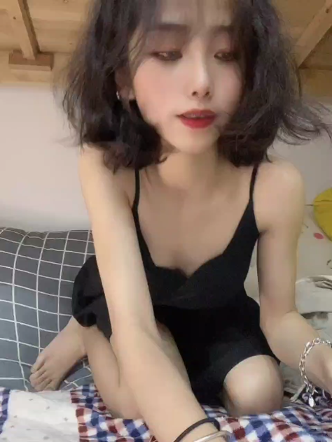 [sex clip] E tóc xoăn show hàng trong kí túc xá